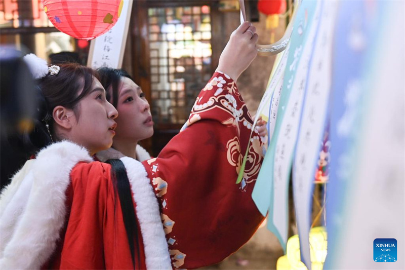 Diverses activités culturelles populaires organisées en Chine pour célébrer la prochaine Fête des Lanternes