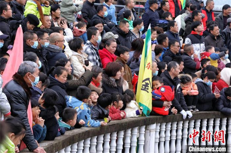 Zhejiang : un spectacle de tauromachie millénaire organisé pour célébrer la Fête des Lanternes dans le district de Wucheng