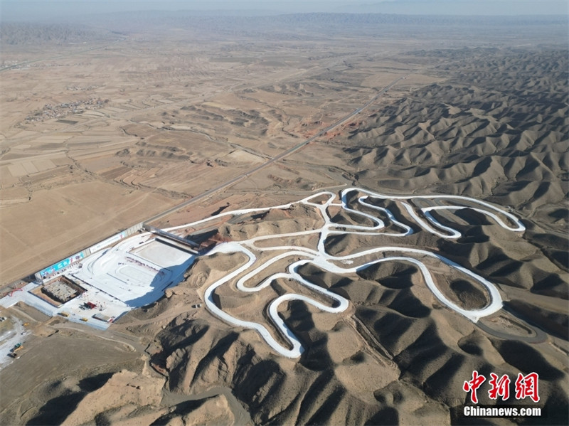 Comme un ? serpent argenté ? dans le désert : une vue aérienne des pistes de ski dans les déserts rocheux du Gansu