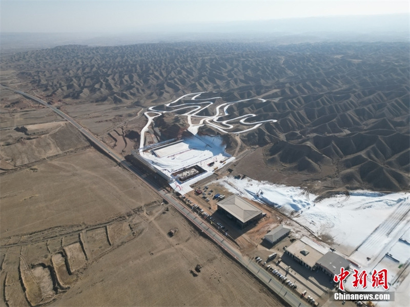 Comme un ? serpent argenté ? dans le désert : une vue aérienne des pistes de ski dans les déserts rocheux du Gansu