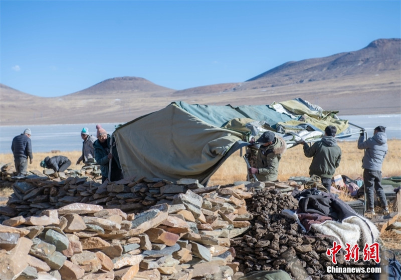 Tibet: les bergers mènent leurs troupeaux vers l'?le de Huxin pour passer la période la plus froide de l'hiver