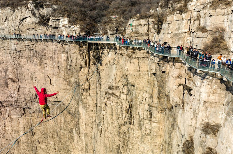 Shanxi : un spectacle de corde raide à haute altitude à Hejin