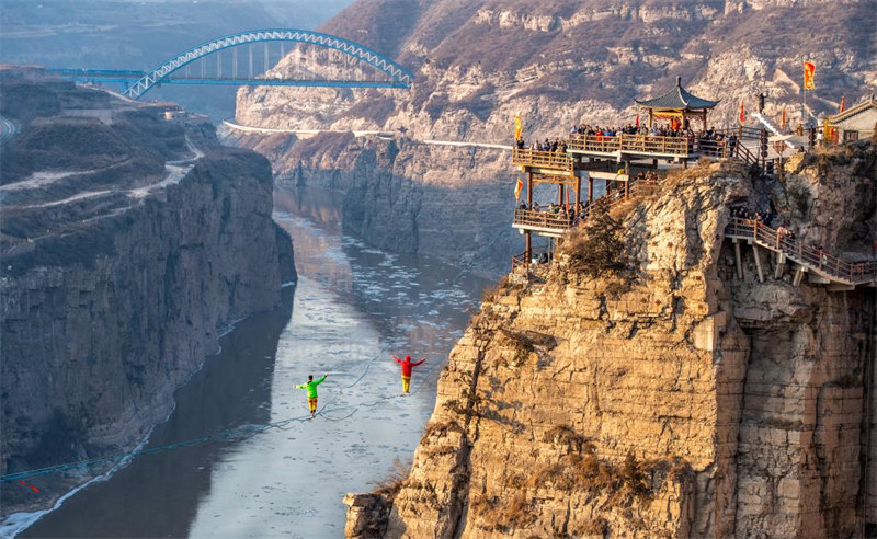 Shanxi : un spectacle de corde raide à haute altitude à Hejin