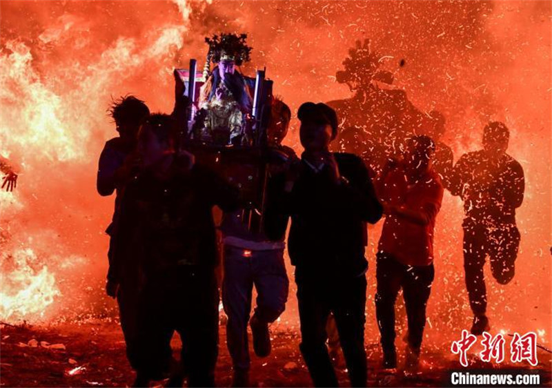 Hainan : les habitants célèbrent la Fête des Lanternes en ? traversant la mer de feu ? à Haikou