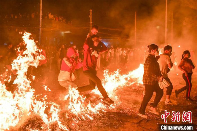 Hainan : les habitants célèbrent la Fête des Lanternes en ? traversant la mer de feu ? à Haikou