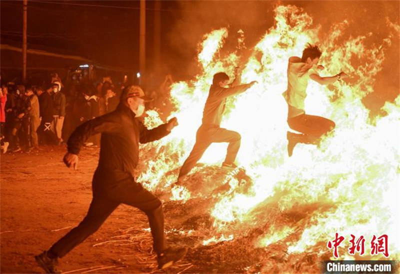 Hainan : les habitants célèbrent la Fête des Lanternes en ? traversant la mer de feu ? à Haikou