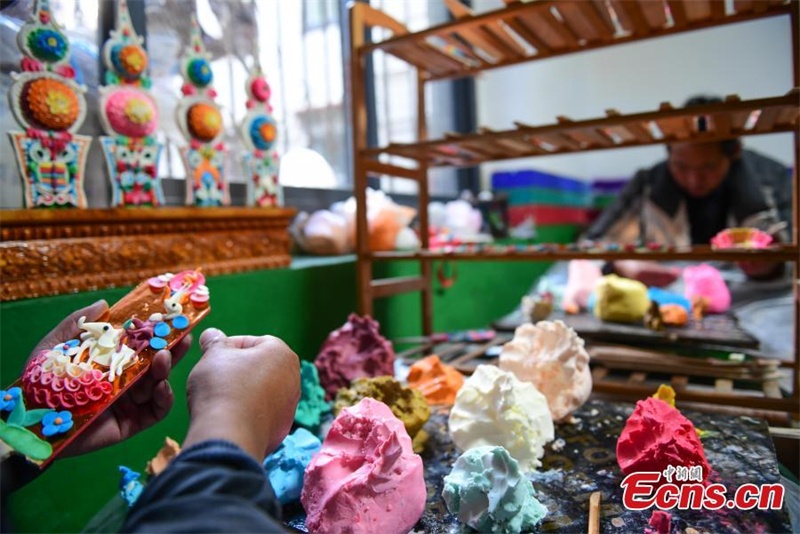 Des artisans font des sculptures en beurre pour célébrer le Nouvel An tibétain