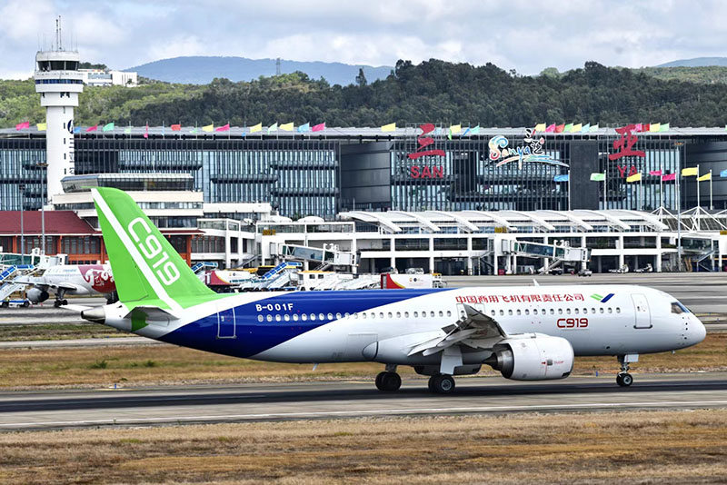 Hainan : l'avion de ligne chinois C919 a fait ses débuts à l'aéroport de Sanya