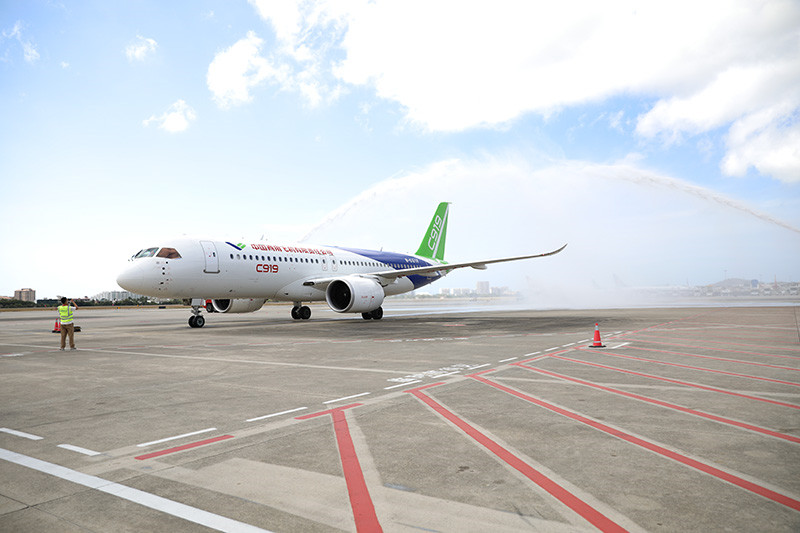 Hainan : l'avion de ligne chinois C919 a fait ses débuts à l'aéroport de Sanya