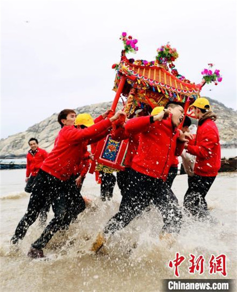 Fujian : porter un palanquin jusqu'à la mer pour prier pour le bonheur, une tradition folklorique de Putian