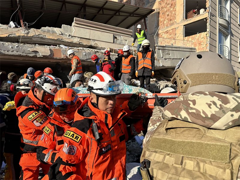 Carnet de route des secours : une famille de cinq personnes sauvée le lendemain de notre arrivée !