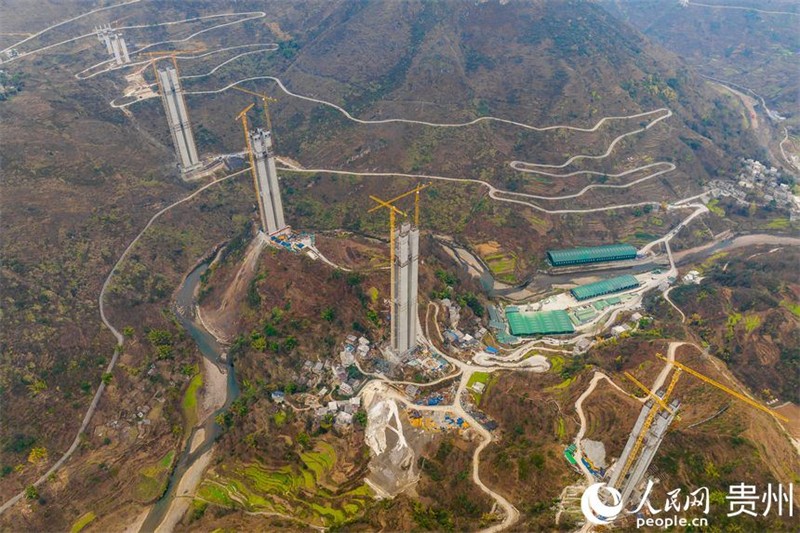 Guizhou : la construction du pont de Liuzhite de l'autoroute NaQing progresse régulièrement