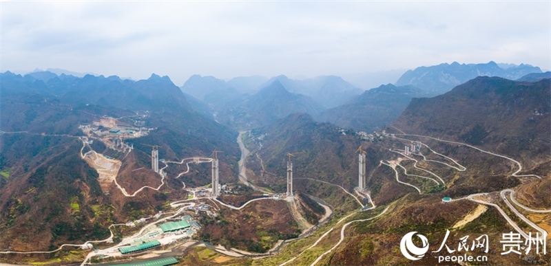 Guizhou : la construction du pont de Liuzhite de l'autoroute NaQing progresse régulièrement