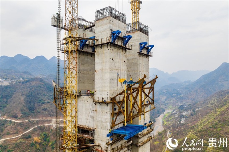 Guizhou : la construction du pont de Liuzhite de l'autoroute NaQing progresse régulièrement