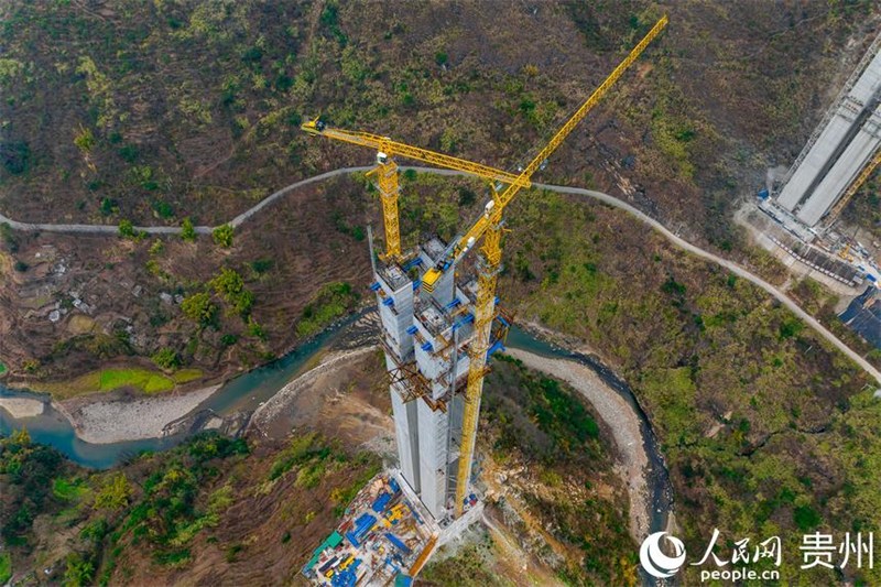 Guizhou : la construction du pont de Liuzhite de l'autoroute NaQing progresse régulièrement