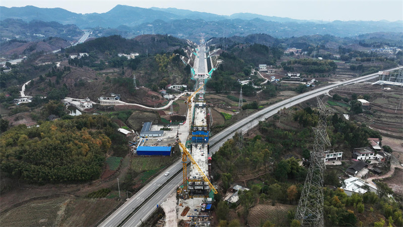 Sichuan : la construction du pont n° 2 de Jiang'an sur le fleuve Yangtsé se poursuit