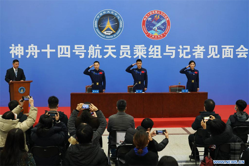 Les astronautes de Shenzhou-14 rencontrent la presse après leur quarantaine et une phase de récupération