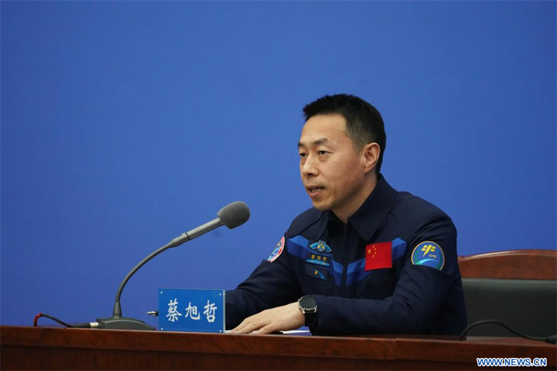 Les astronautes de Shenzhou-14 rencontrent la presse après leur quarantaine et une phase de récupération