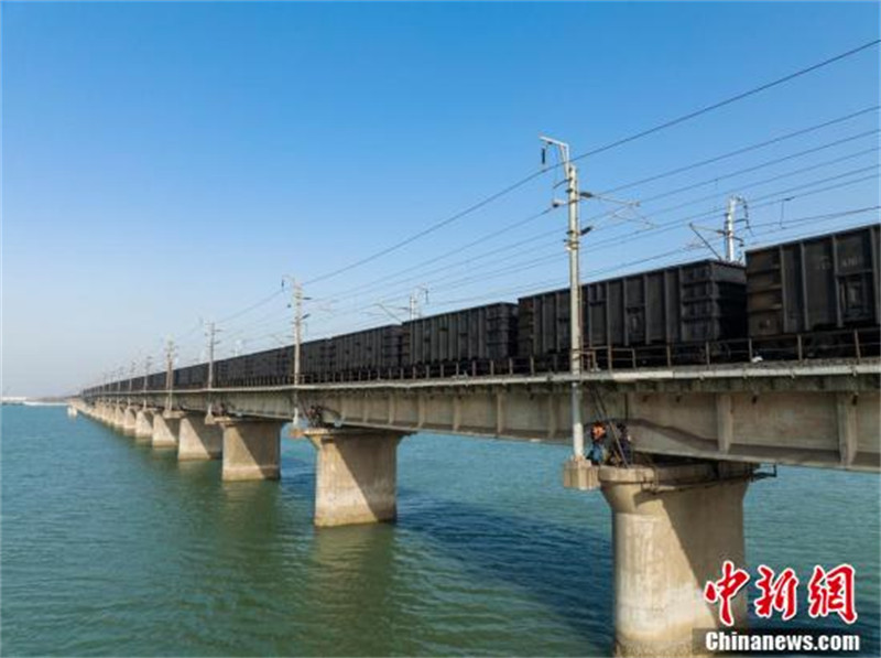 Hebei : des ? Spidermen ? sur le pont maritime assurent l'entretien en haute altitude et en mer