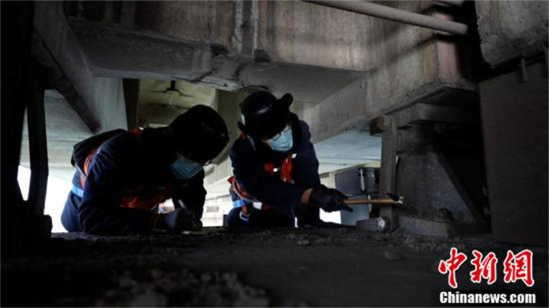 Hebei : des ? Spidermen ? sur le pont maritime assurent l'entretien en haute altitude et en mer