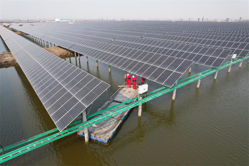 Hebei : la construction photovolta?que bat son plein sur l'eau à Caofeidian