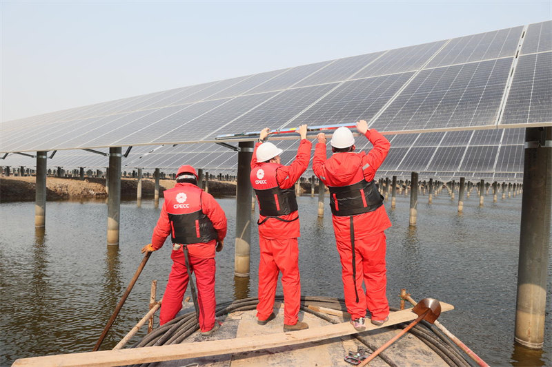 Hebei : la construction photovolta?que bat son plein sur l'eau à Caofeidian