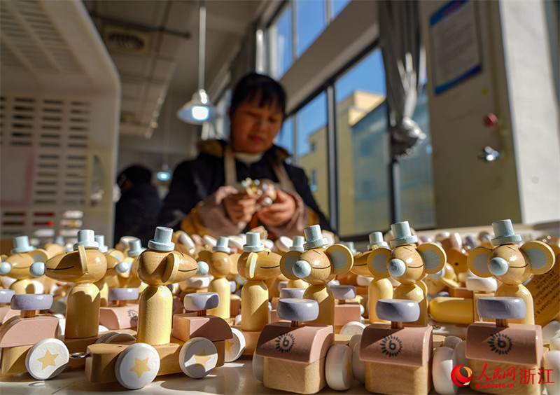 Zhejiang : de petits jouets contribuent à la grande industrie à Yunhe