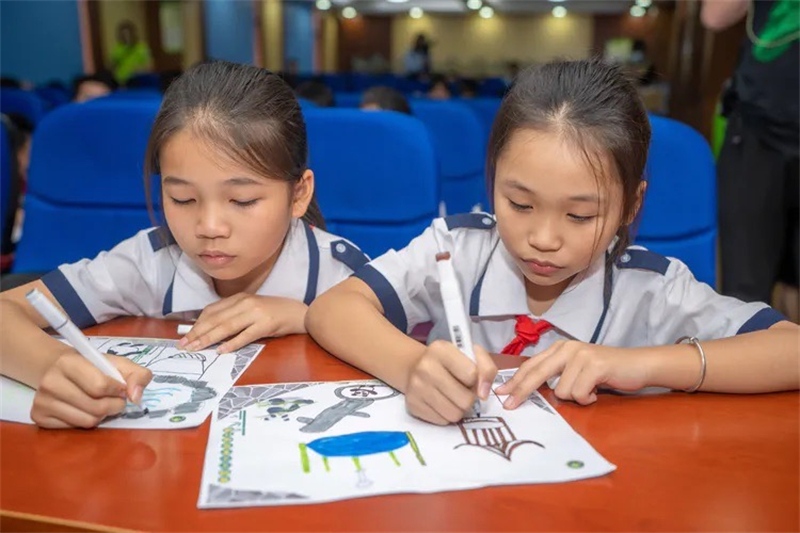 Hainan : première le?on de la rentrée à Haikou, les pandas géants en ligne comme invités