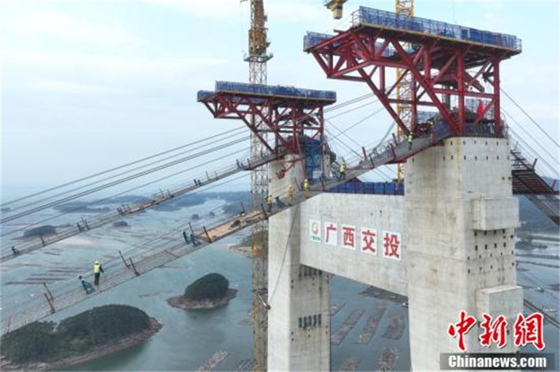 Le plus long pont maritime du Guangxi est entré dans la phase de pose du cable principal