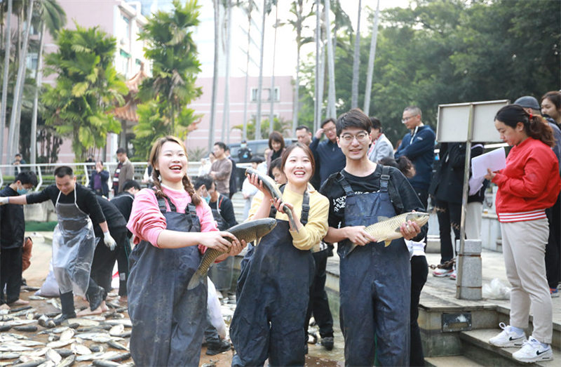 Guangxi : une université attrape 3 750 kg de poissons pour inviter les enseignants et les étudiants