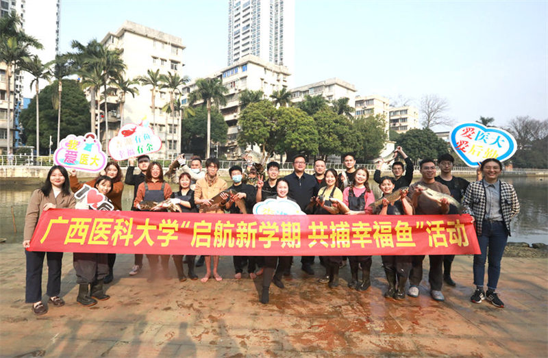 Guangxi : une université attrape 3 750 kg de poissons pour inviter les enseignants et les étudiants