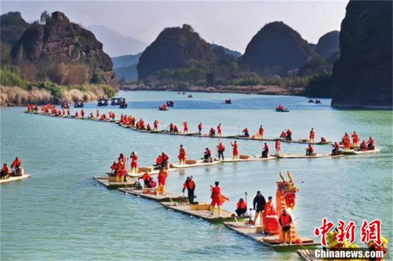 Jiangxi : des ? dragons colorés ? dérivent sur une rivière, priant pour les touristes