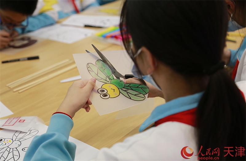 Les spectacles d'ombres chinoises dans les écoles ajoutent de la valeur aux divers services périscolaires