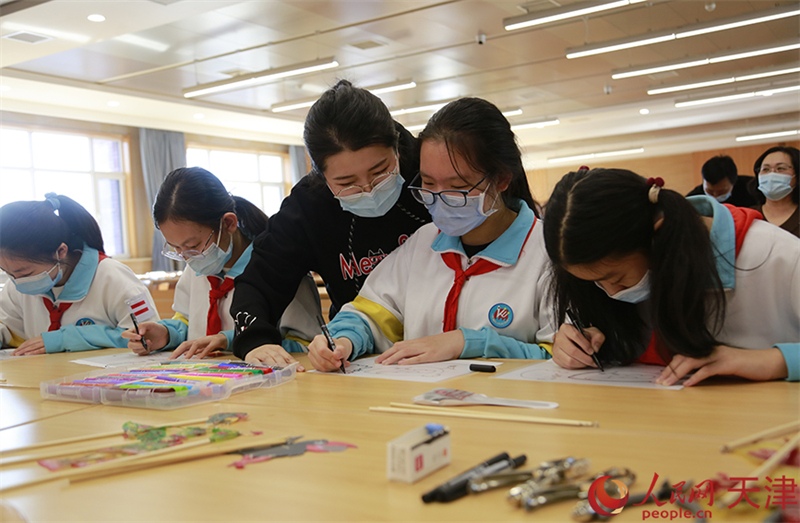 Les spectacles d'ombres chinoises dans les écoles ajoutent de la valeur aux divers services périscolaires