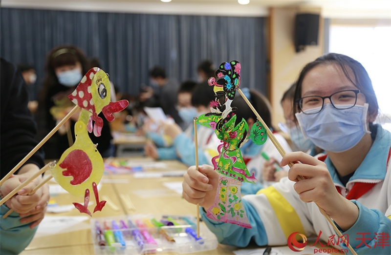 Les spectacles d'ombres chinoises dans les écoles ajoutent de la valeur aux divers services périscolaires