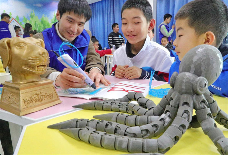 Hebei : des bénévoles universitaires éclairent les ? rêves scientifiques et technologiques ? des adolescents à Qinhuangdao