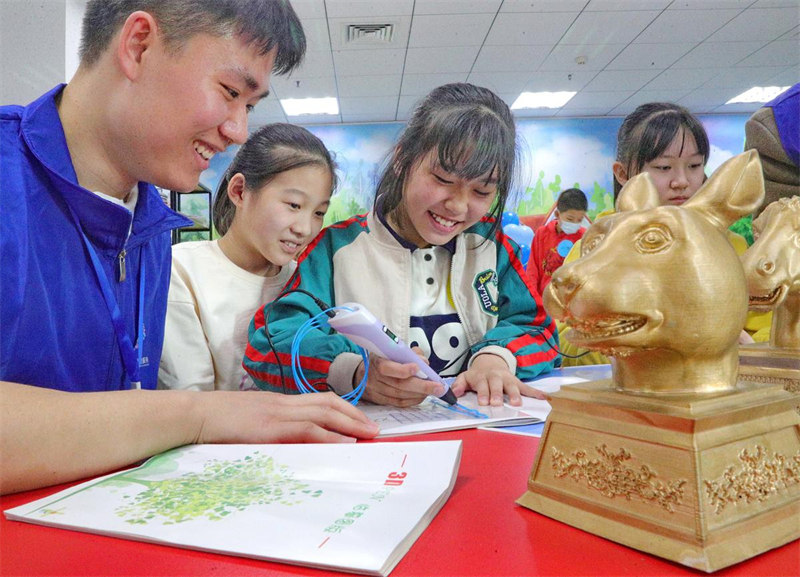 Hebei : des bénévoles universitaires éclairent les ? rêves scientifiques et technologiques ? des adolescents à Qinhuangdao