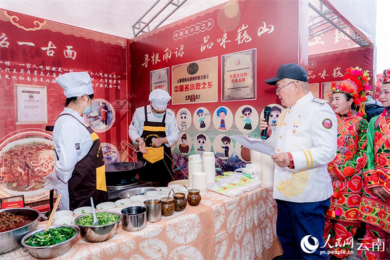 Yunnan : la dynamique dans la ville ancienne et le parfum des snacks flottent au loin à Weishan