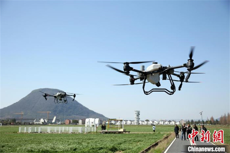 Zhejiang : des machines agricoles ? montrent leurs compétences ? lors des labours de printemps à Dongyang