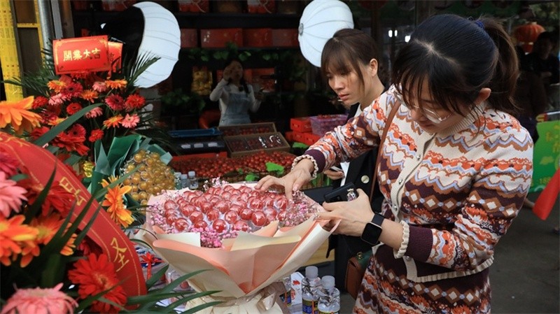 Hainan : les fruits rouges sur la ? voie express ? du commerce en ligne pour élargir la route de la richesse à Ding'an