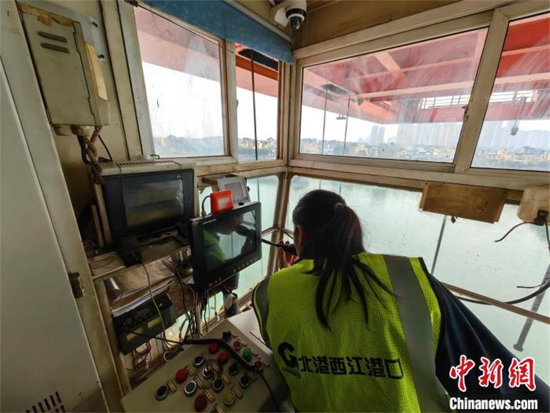 Une conductrice chinoise d'un pont roulant à quai attrape un conteneur de 35 tonnes à 25 mètres de hauteur dans les airs