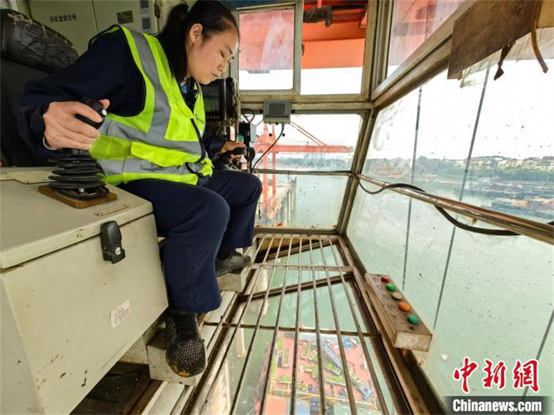 Une conductrice chinoise d'un pont roulant à quai attrape un conteneur de 35 tonnes à 25 mètres de hauteur dans les airs