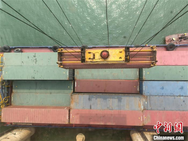 Une conductrice chinoise d'un pont roulant à quai attrape un conteneur de 35 tonnes à 25 mètres de hauteur dans les airs