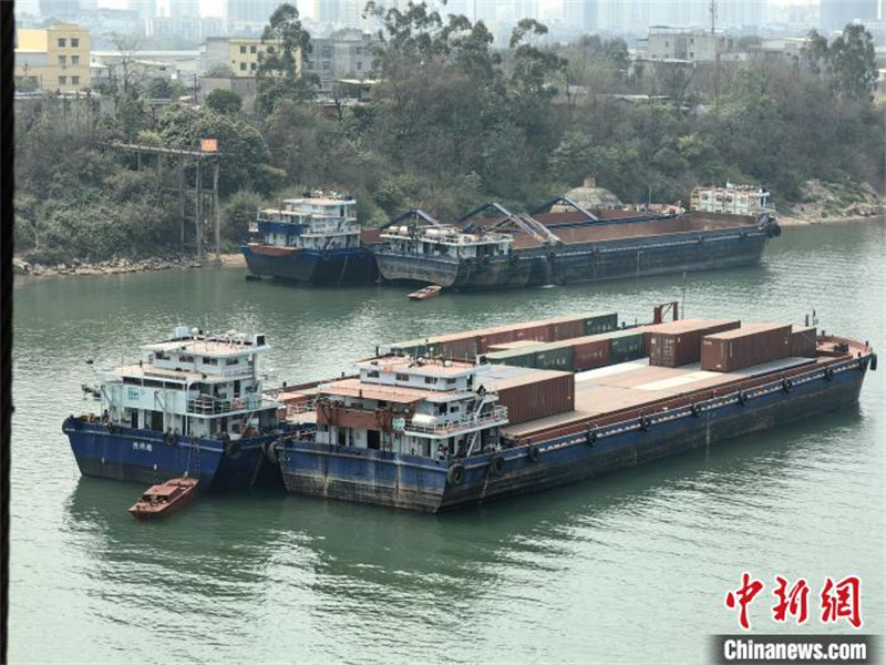 Une conductrice chinoise d'un pont roulant à quai attrape un conteneur de 35 tonnes à 25 mètres de hauteur dans les airs