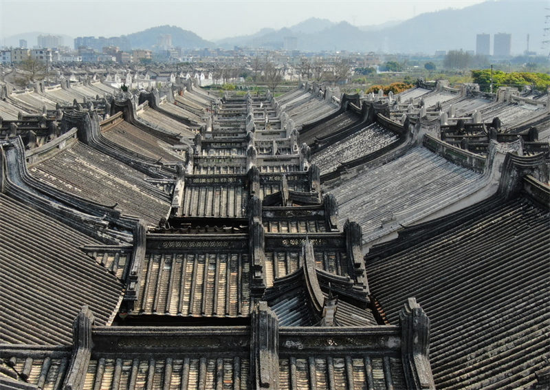 Guangdong : à la découverte des maisons folkloriques Chaoshan, où le village de Baikeng ressemble à un échiquier