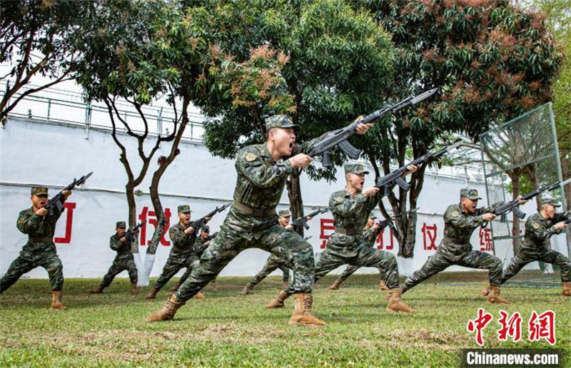 Guangxi : des soldats de la police armée du Beihai suivent une formation intensive sur plusieurs thèmes