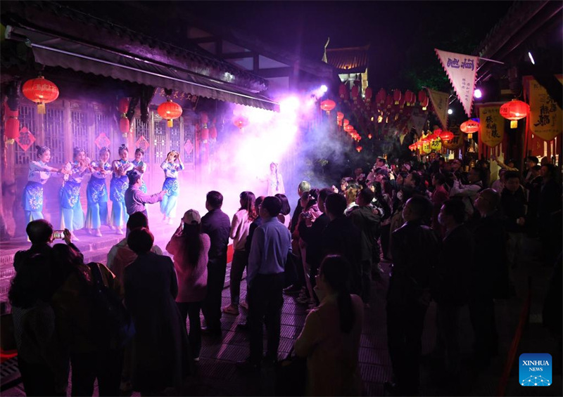 Sichuan : des spectacles nocturnes donnent un élan au tourisme culturel à Langzhong