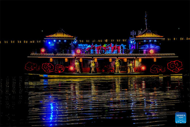 Sichuan : des spectacles nocturnes donnent un élan au tourisme culturel à Langzhong