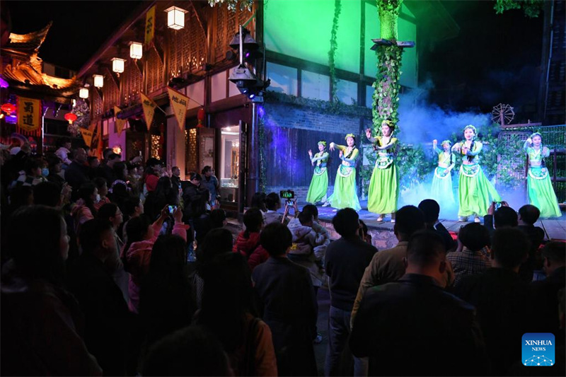 Sichuan : des spectacles nocturnes donnent un élan au tourisme culturel à Langzhong