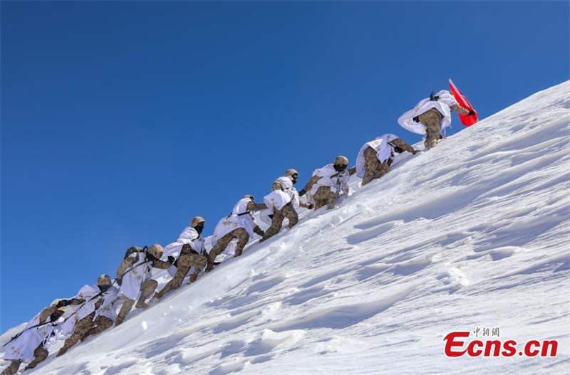 Tibet : des soldats patrouillent sur le plateau enneigé